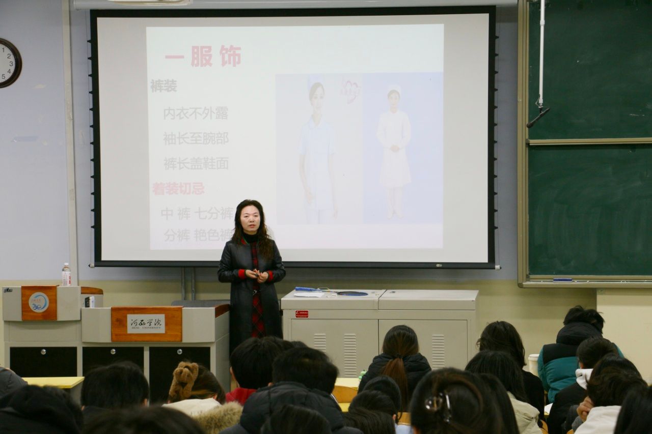 伟德国际1946开展门诊导诊礼仪专题培训活动